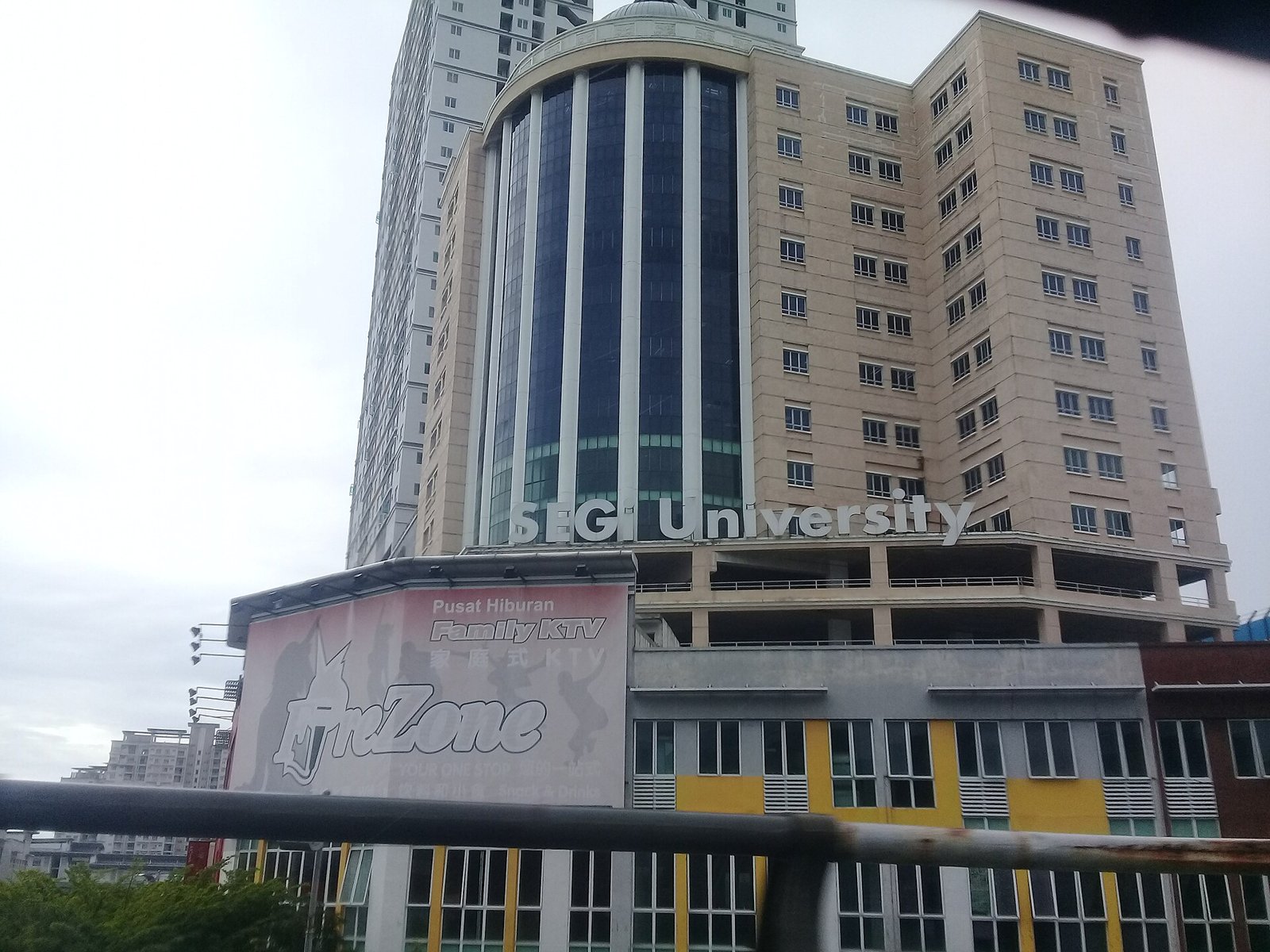 SEGi University