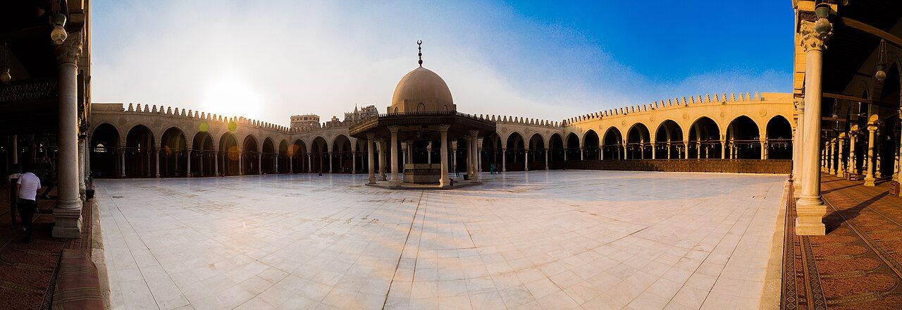 صحن جامع عمرو بن العاص في القاهرة